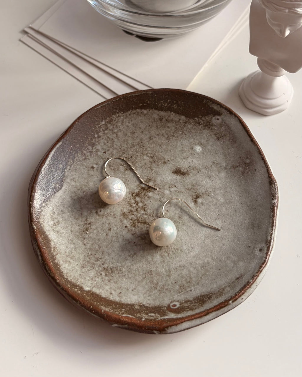 Boucles d’oreilles Naïa – Boucles d’oreilles en perles baroques aux reflets irisés