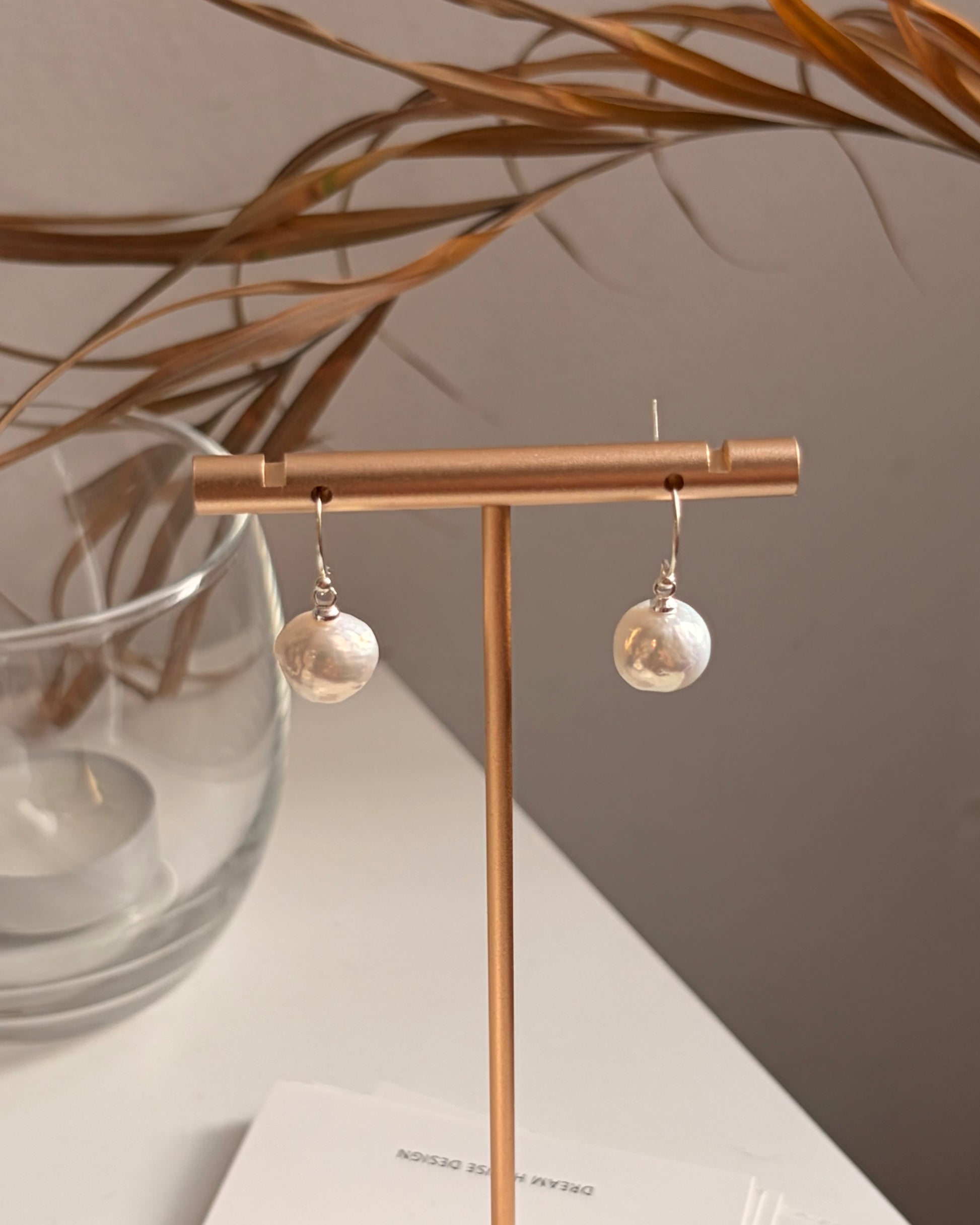 Boucles d’oreilles Naïa – Boucles d’oreilles en perles baroques aux reflets irisés