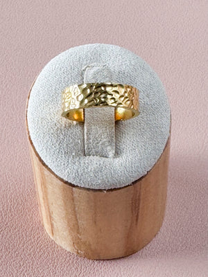 Bague Jenna – Bague martelée dorée ajustable en acier inoxydable