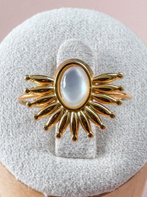 Bague Fahed – Bague dorée soleil & perle ovale nacrée