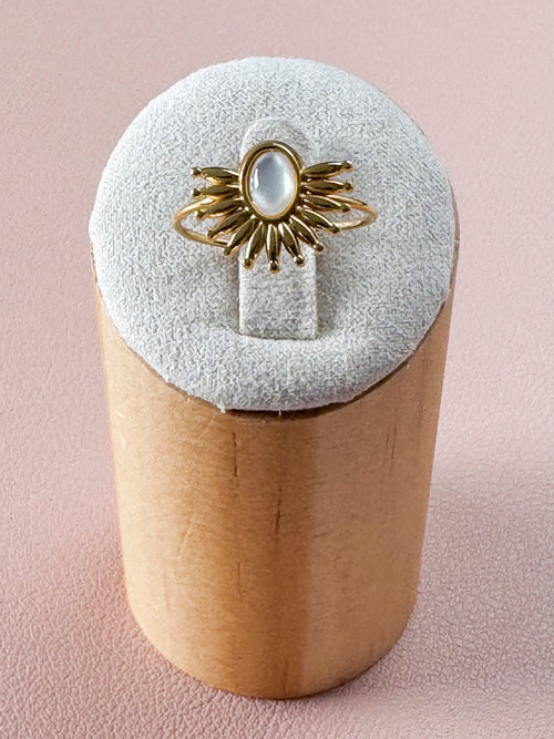 Bague Fahed – Bague dorée soleil & perle ovale nacrée