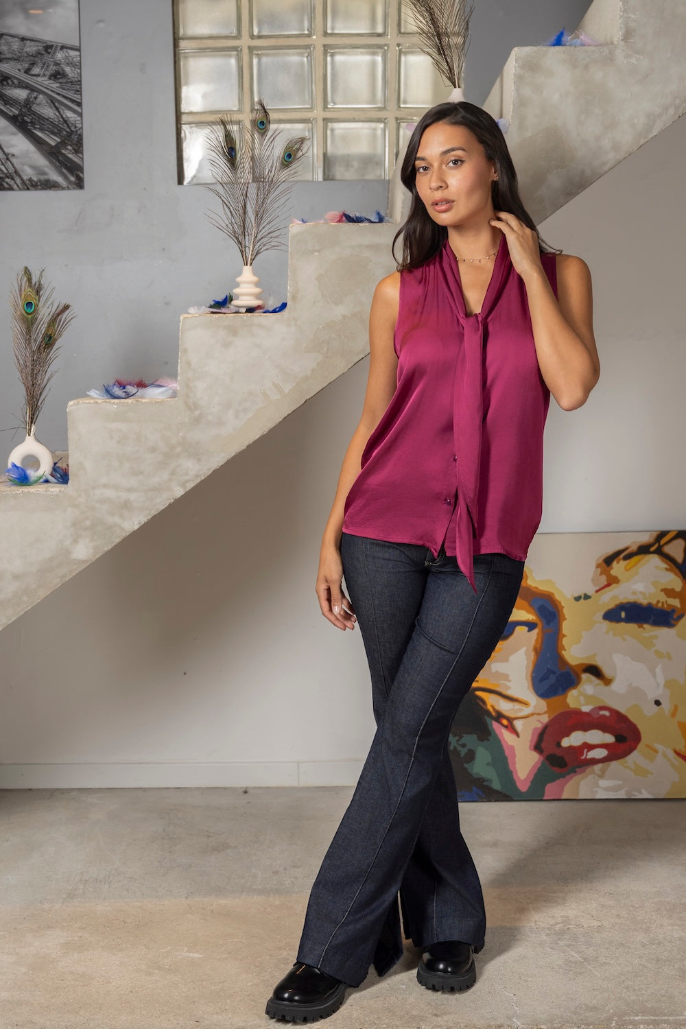 Blouse FAUSTINE – Sans manches, col lavallière, coloris fuchsia