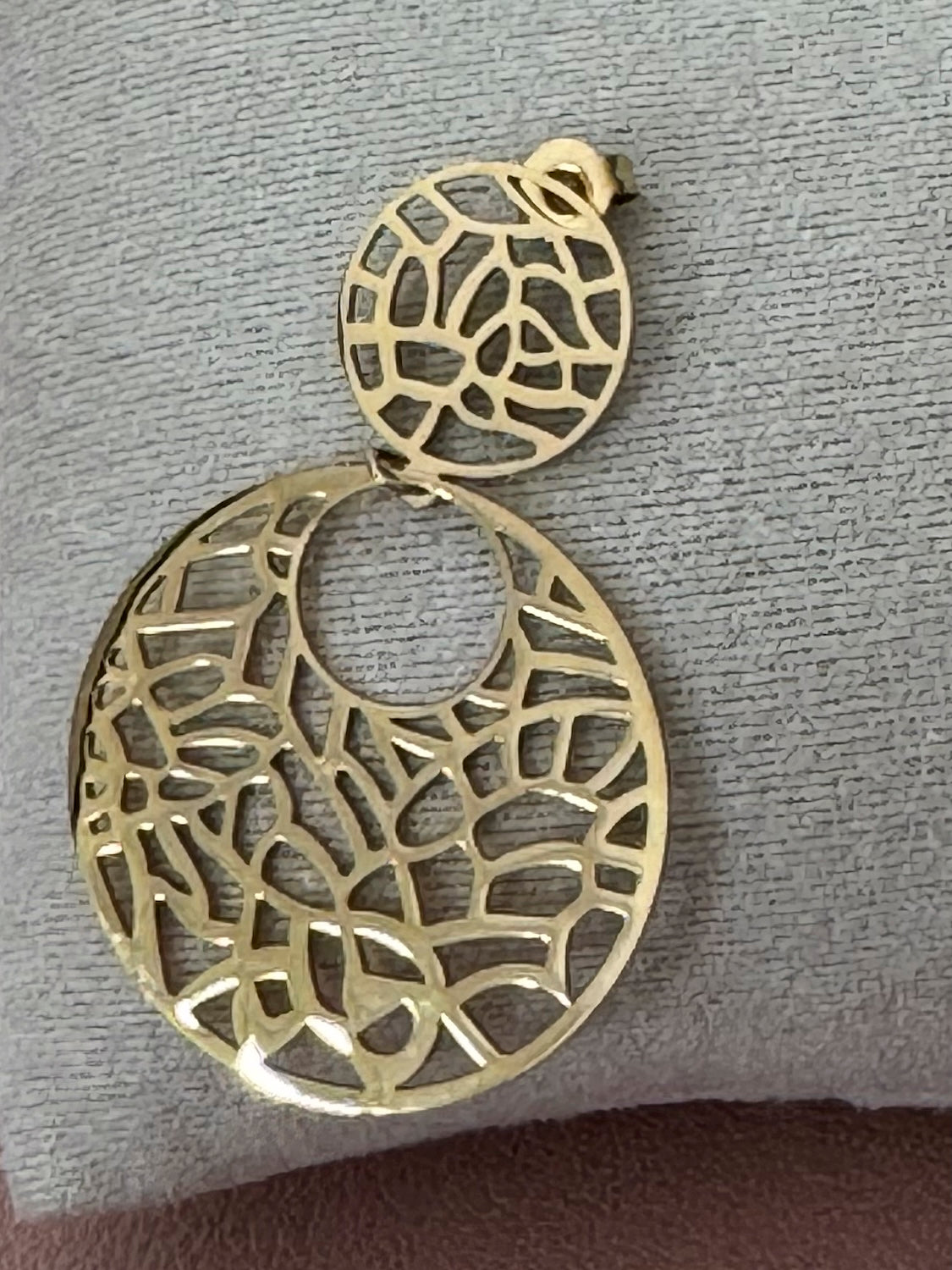 Boucles d’oreilles FATIMA – Créoles graphiques ajourées finition dorée