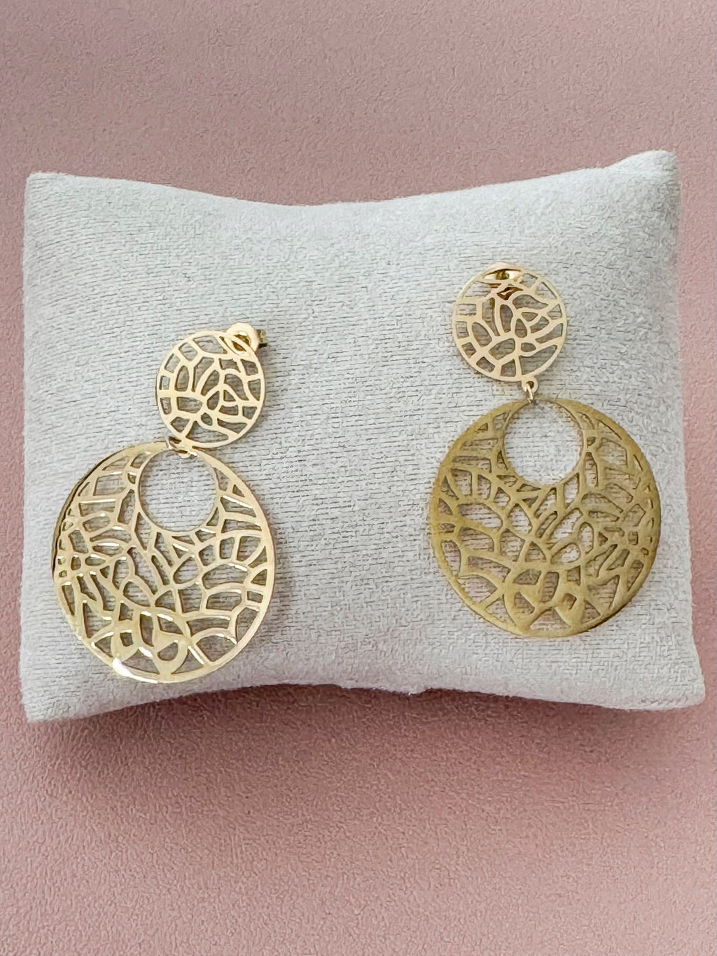 Boucles d’oreilles FATIMA – Créoles graphiques ajourées finition dorée
