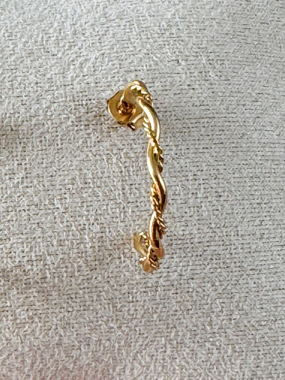 Boucles d’oreilles SERENA – Créoles dorées torsadées en acier inoxydable