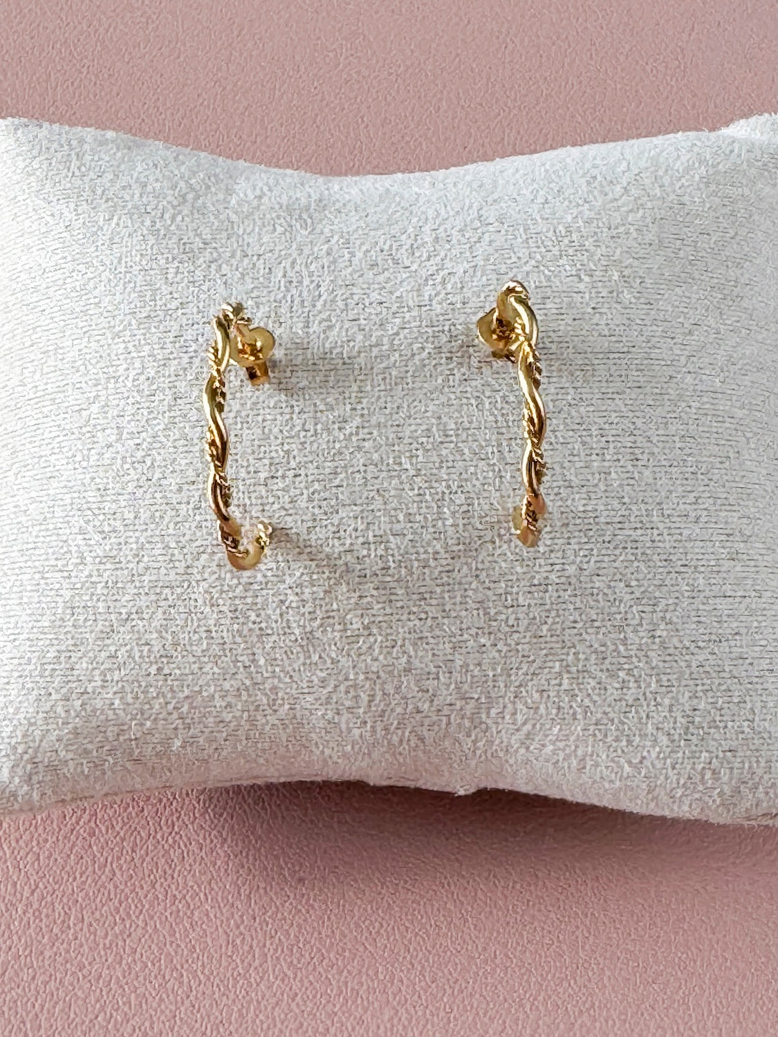 Boucles d’oreilles SERENA – Créoles dorées torsadées en acier inoxydable