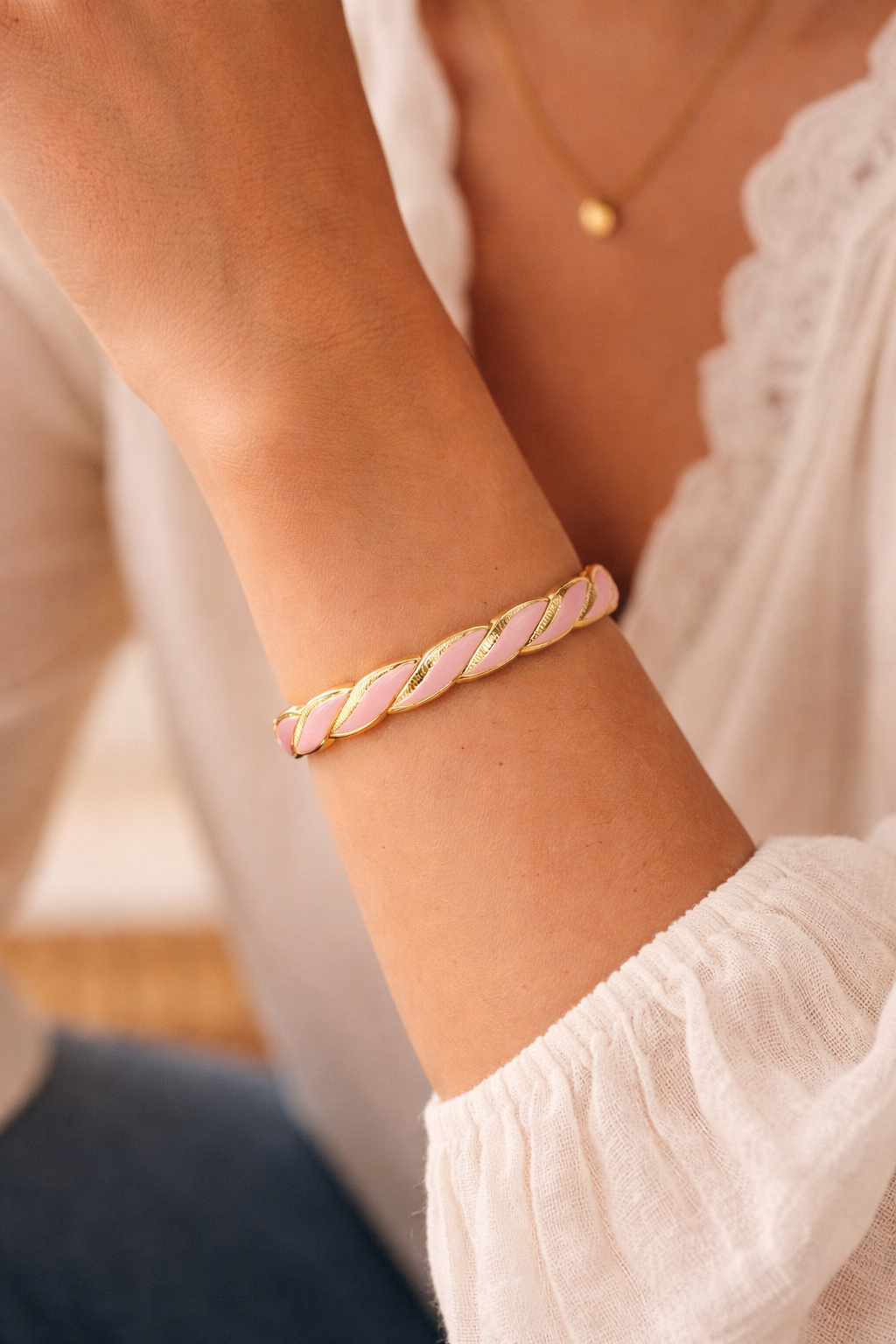 Bracelet ROSA – Jonc torsadé en acier inoxydable doré & rose pastel