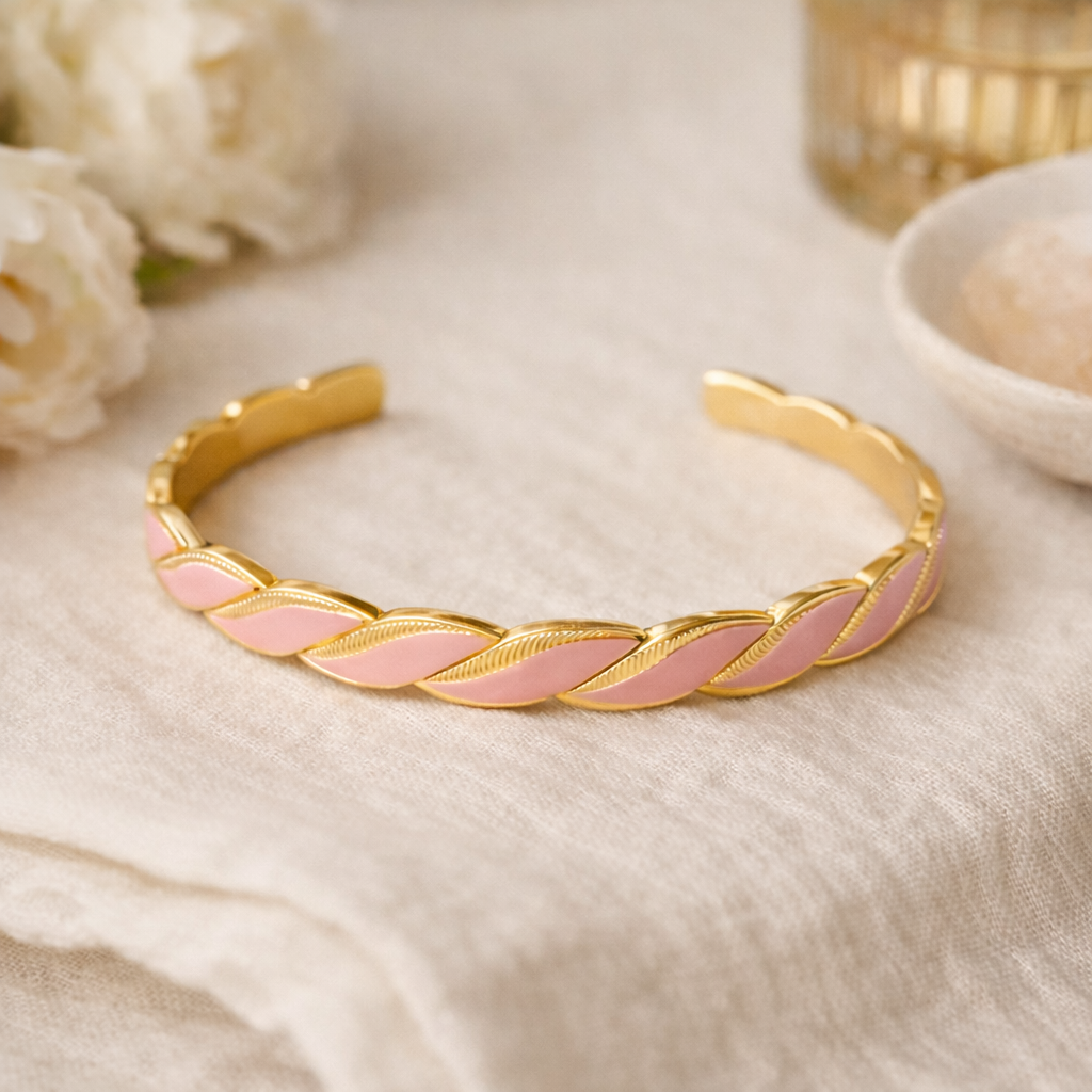 Bracelet ROSA – Jonc torsadé en acier inoxydable doré & rose pastel