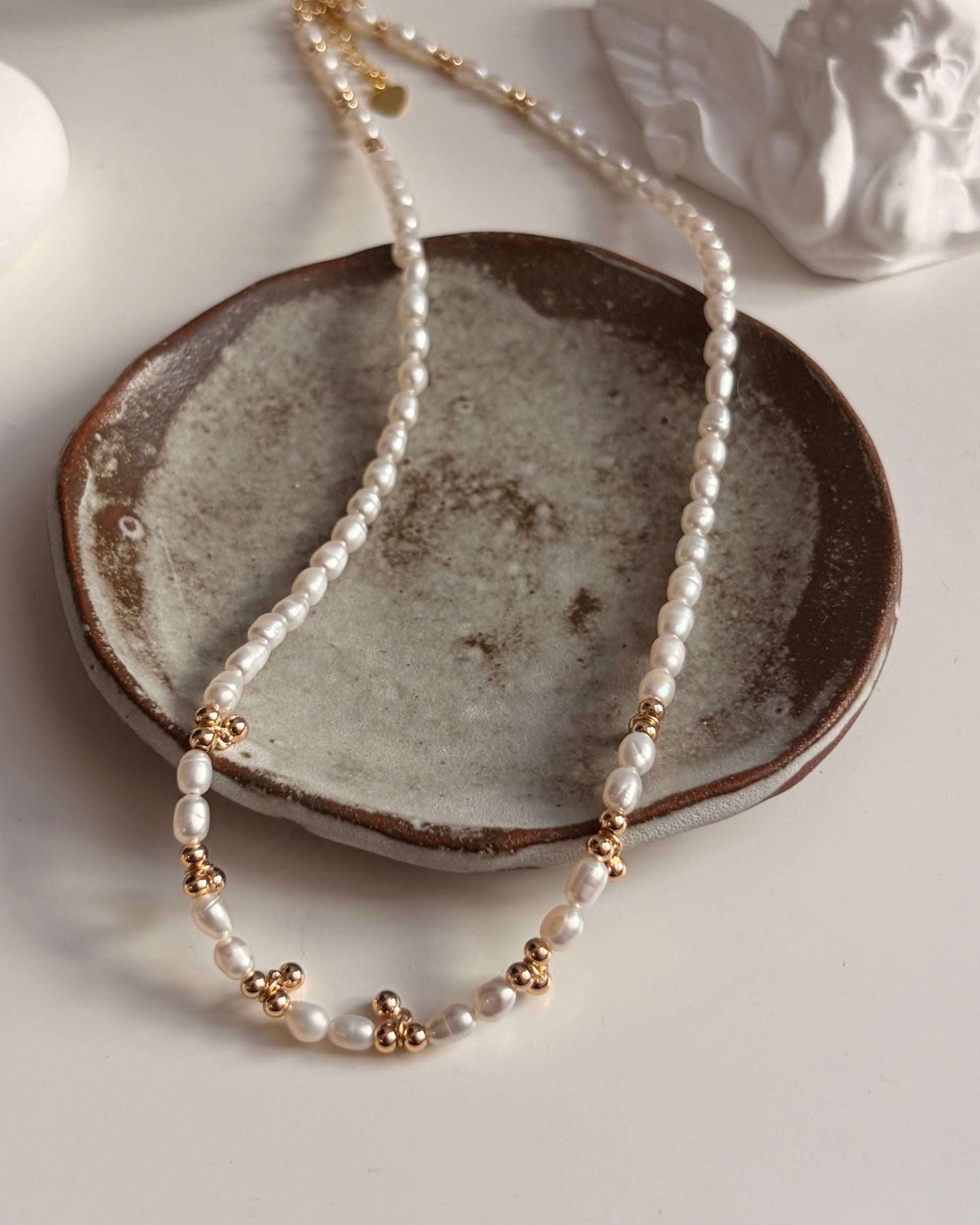 Collier Calypso – Collier en perles et fines pastilles dorées