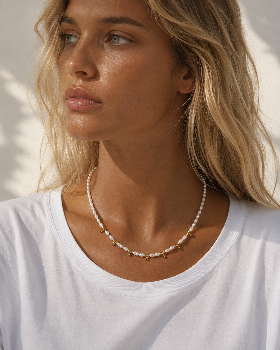 Collier Calypso – Collier en perles et fines pastilles dorées