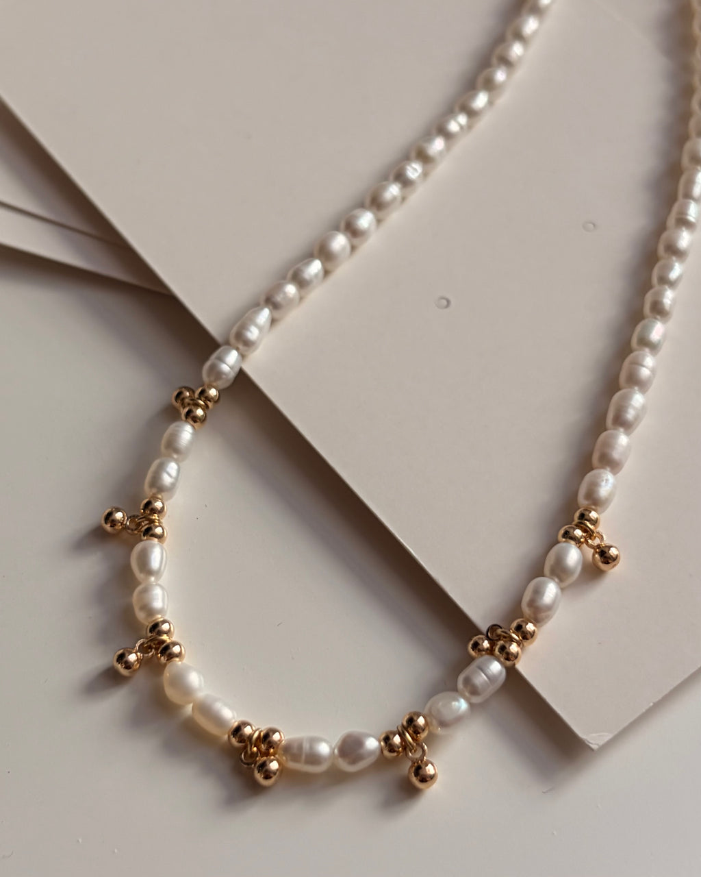 Collier Calypso – Collier en perles et fines pastilles dorées