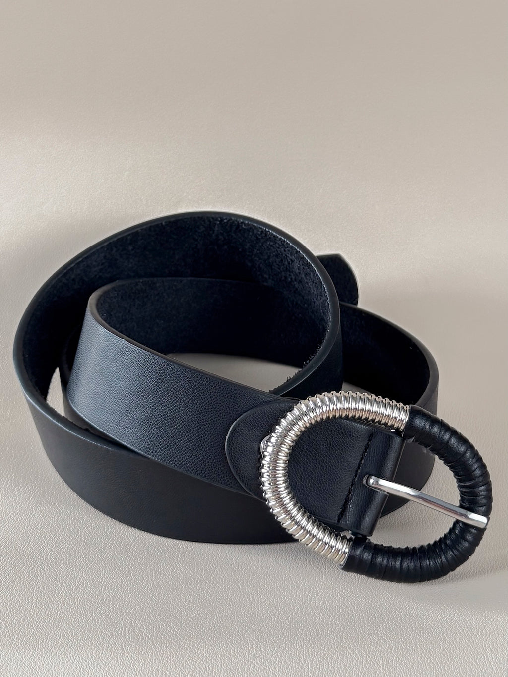 Ceinture Audrey – Ceinture noire boucle ovale effet bijou