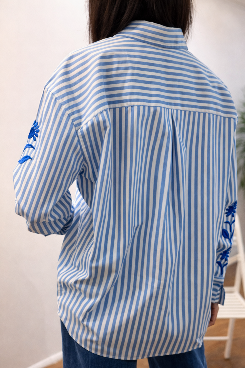 Chemise rayée bleu ciel à broderies florales bleu r_oi sur m_anches – Paroxysm Paris