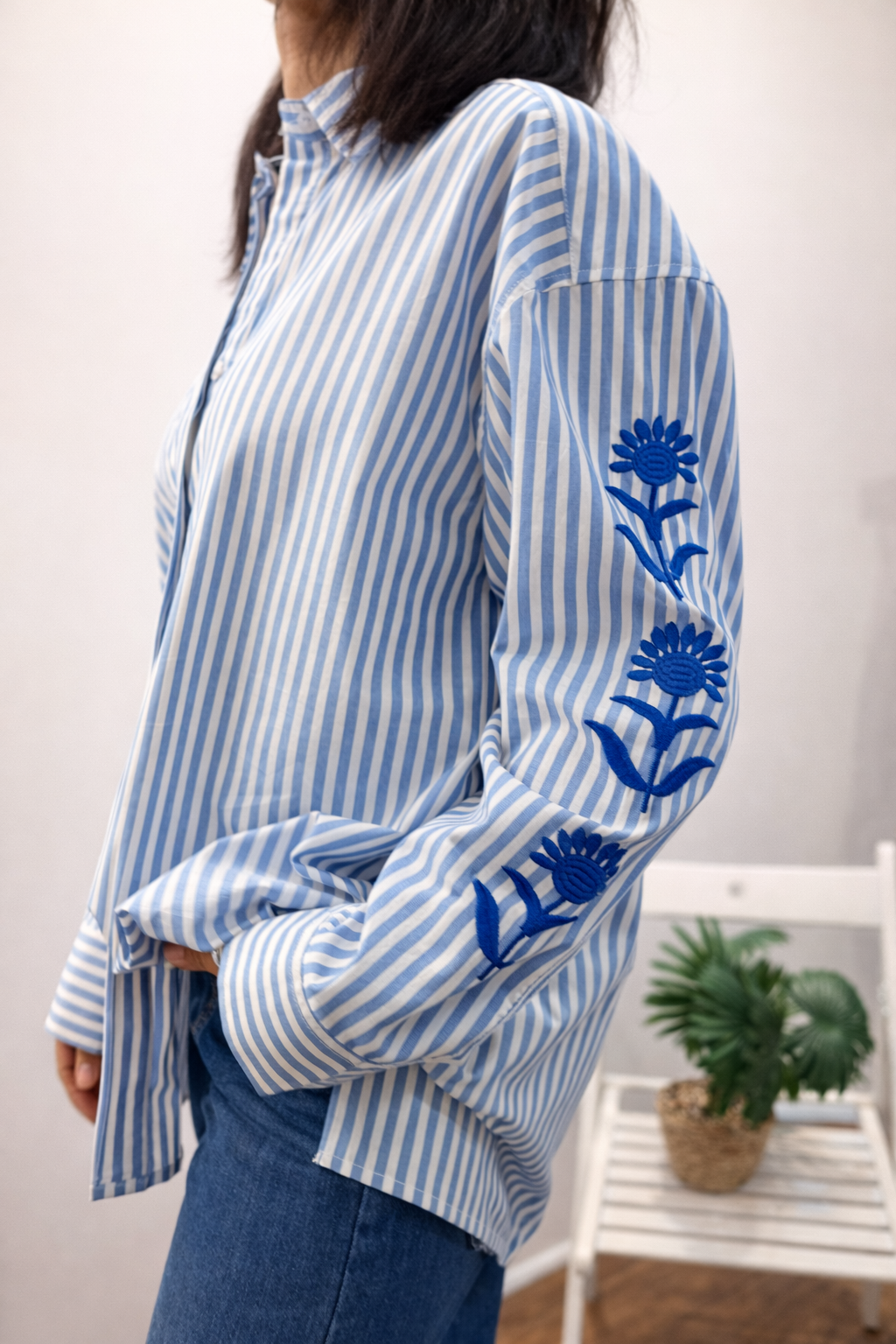 Chemise rayée bleu ciel à broderies florales bleu roi sur m_anches – Paroxysm Paris
