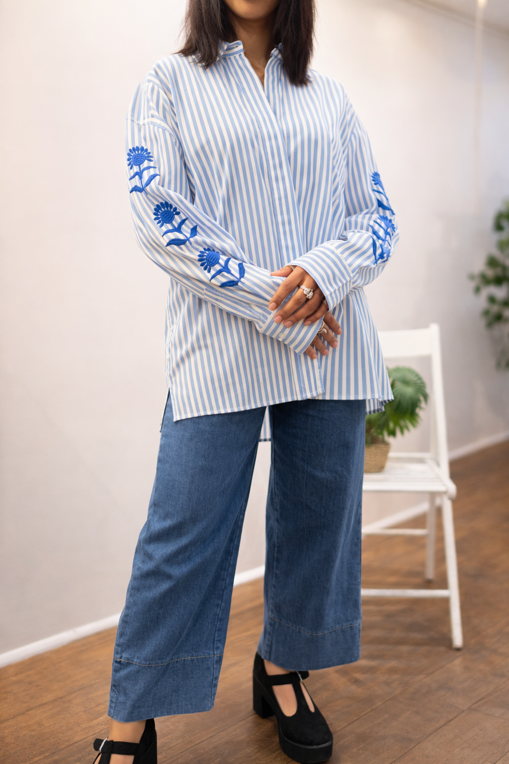 Chemise rayée bleu ciel à broderies florales bleu roi sur manches – Paroxysm Paris