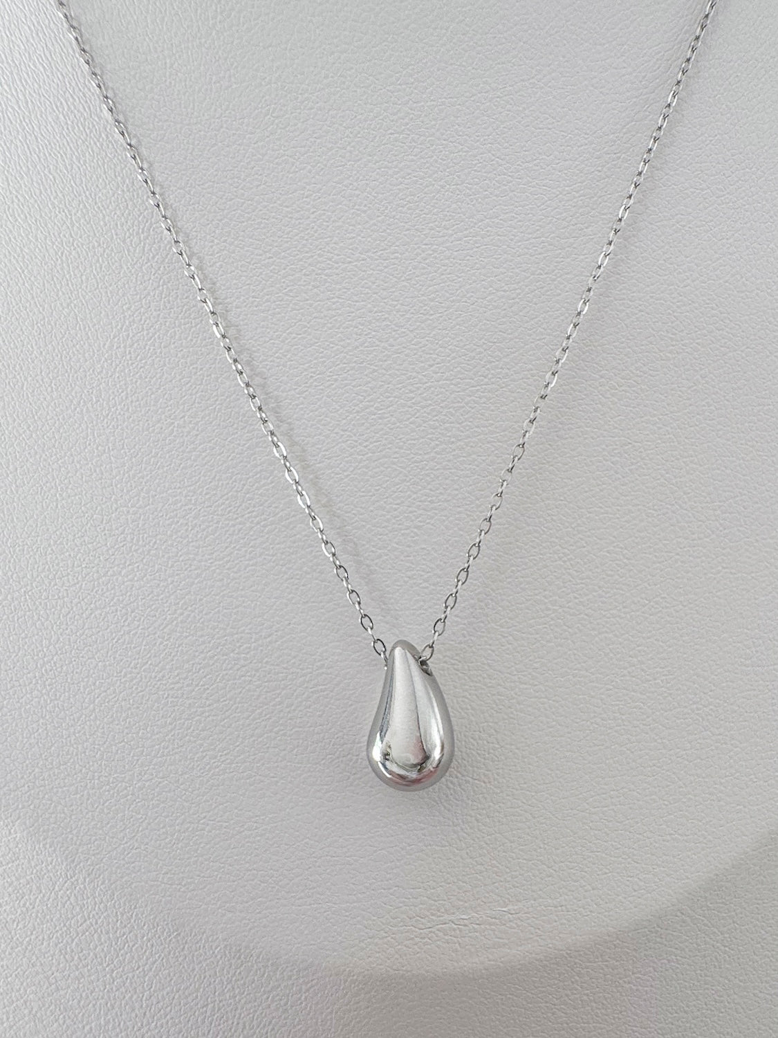 Collier Aria – Pendentif goutte en acier inoxydable argenté
