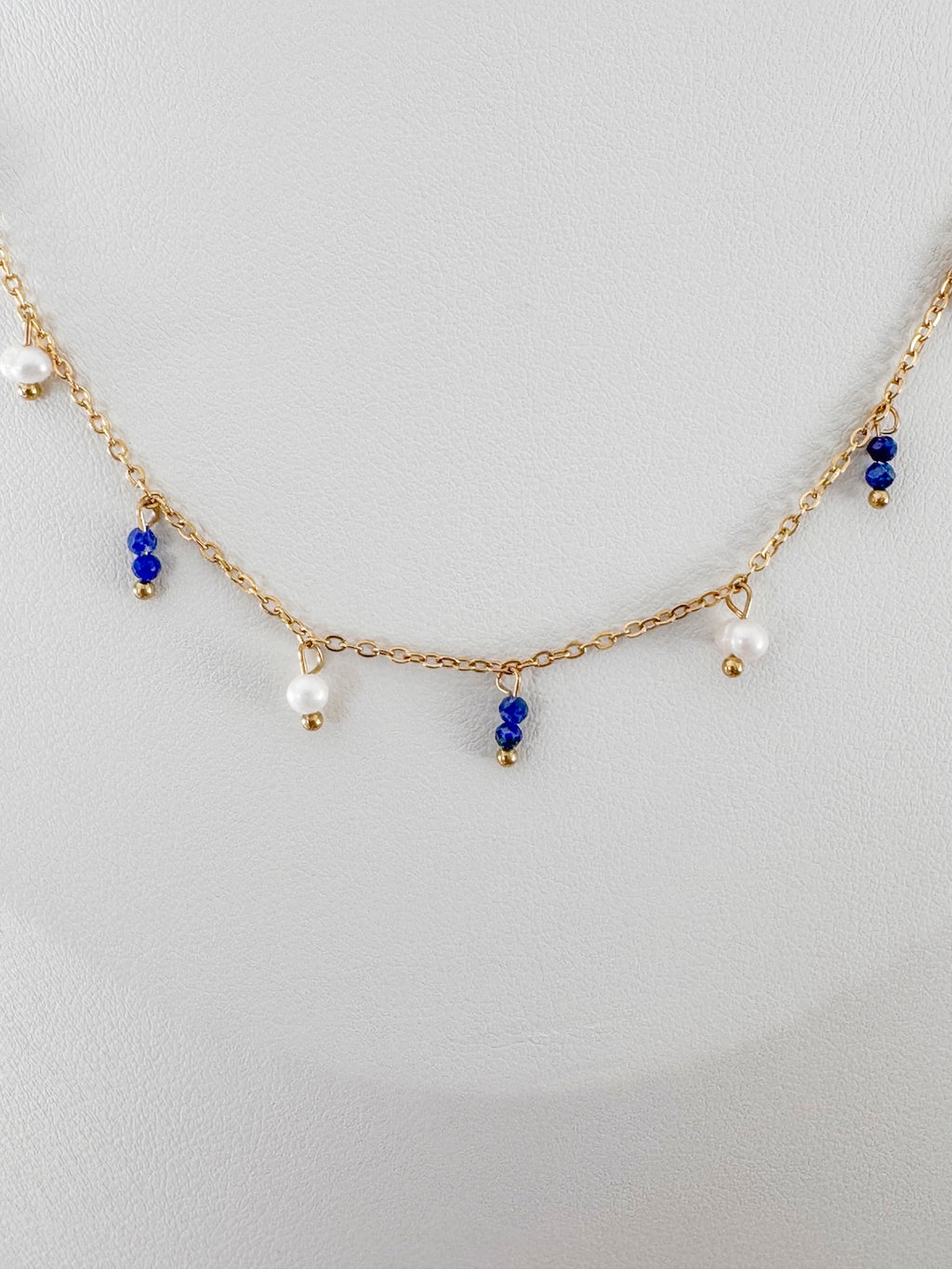 Collier Fouzia – Collier fin doré avec perles nacrées et perles bleues