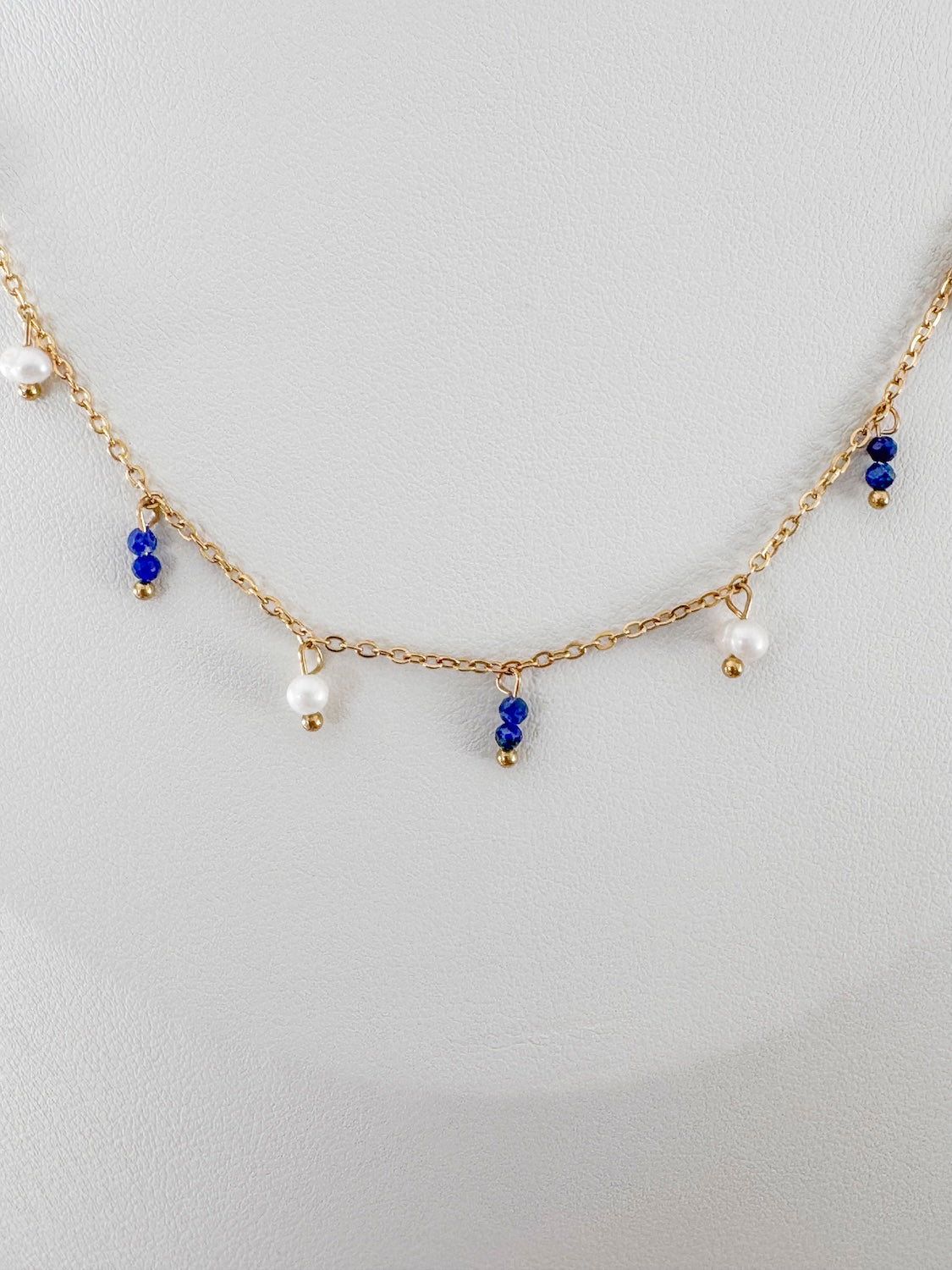 Collier Fouzia – Collier fin doré avec perles nacrées et perles bleues