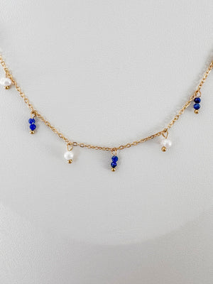Collier Fouzia – Collier fin doré avec perles nacrées et perles bleues