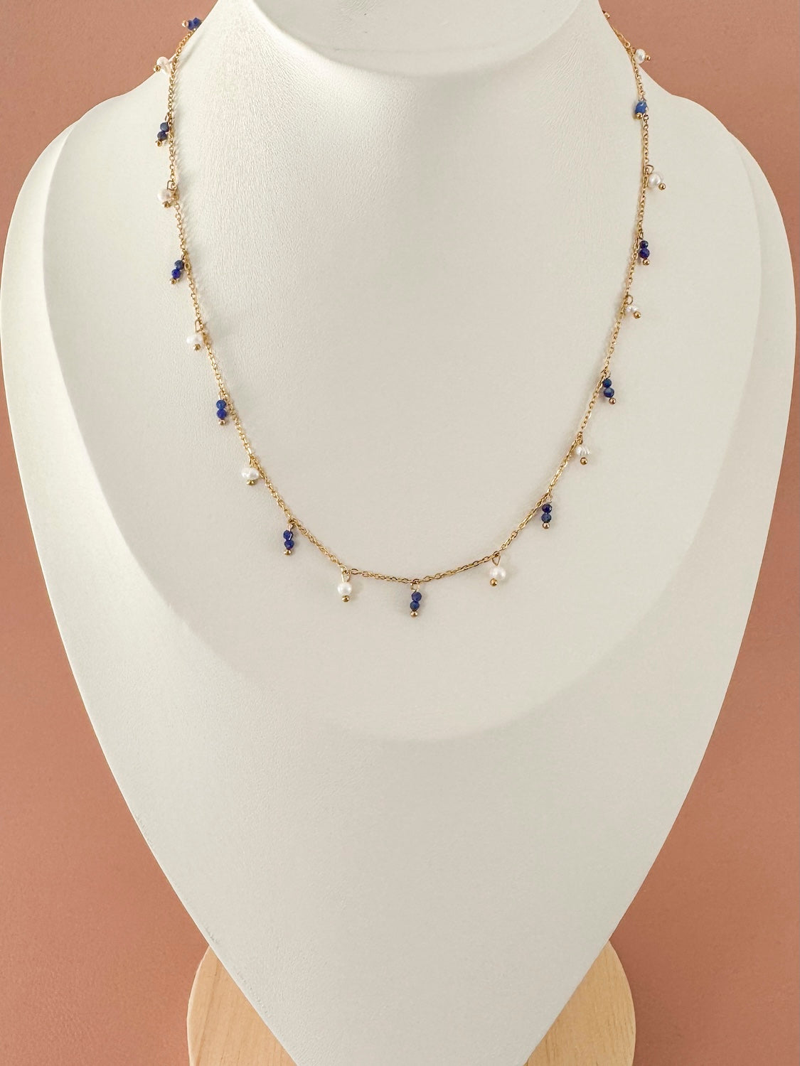 Collier Fouzia – Collier fin doré avec perles nacrées et perles bleues