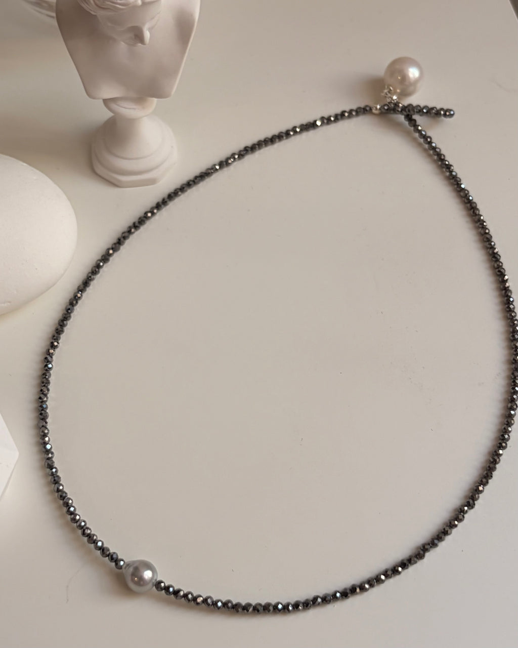 Collier Morgane – Collier en perles et cristaux gris à double style