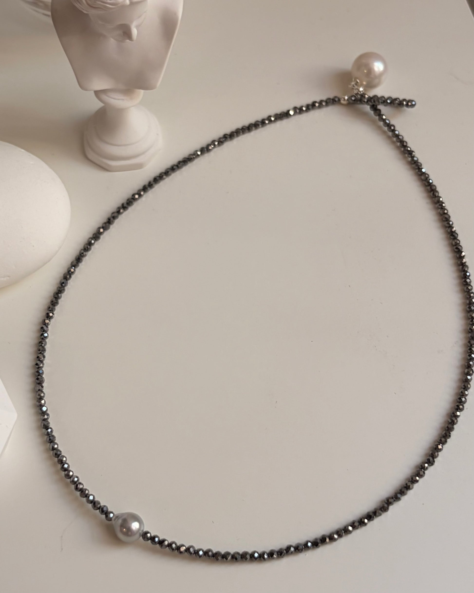 Collier Morgane – Collier en perles et cristaux gris à double style