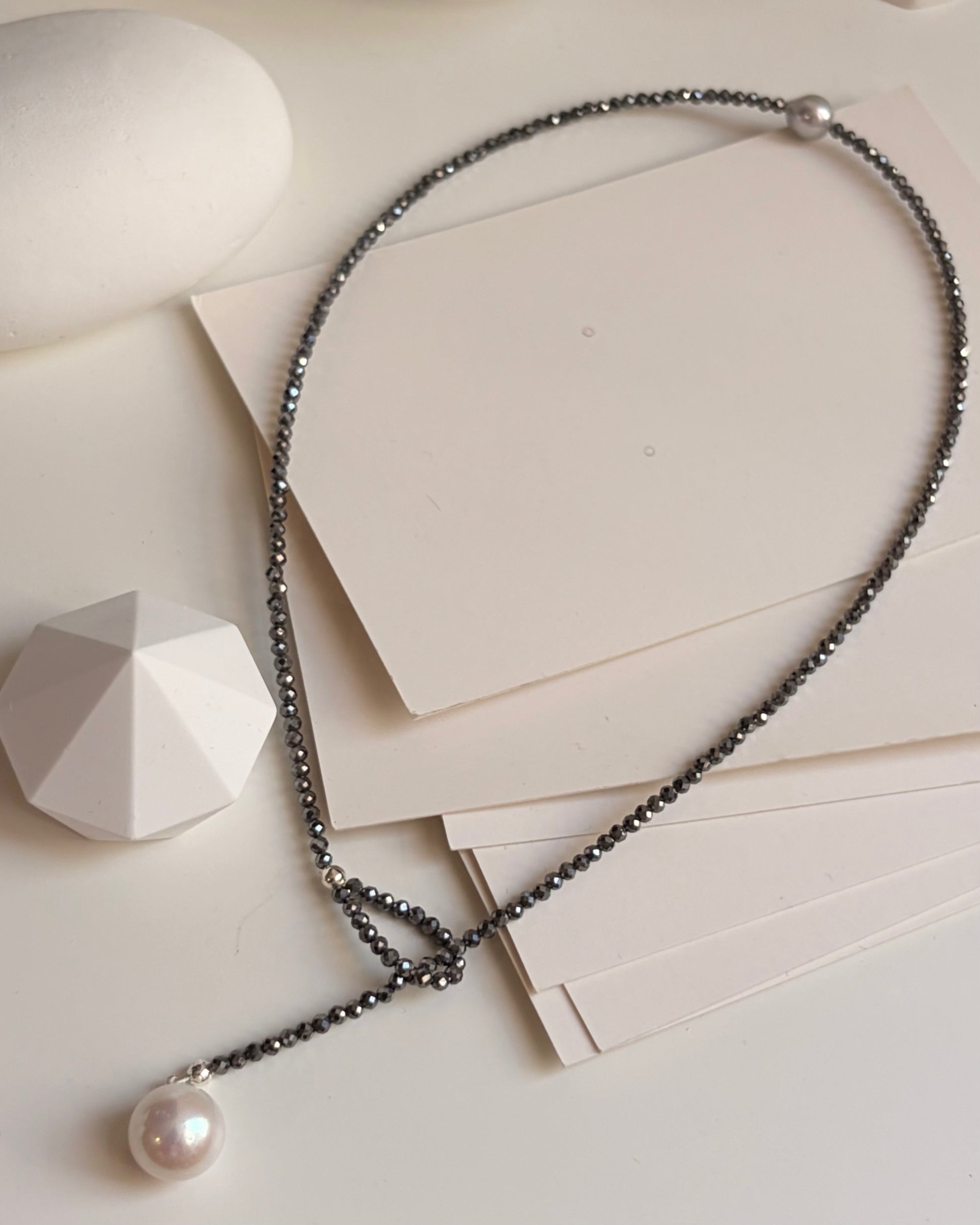 Collier Morgane – Collier en perles et cristaux gris à double style