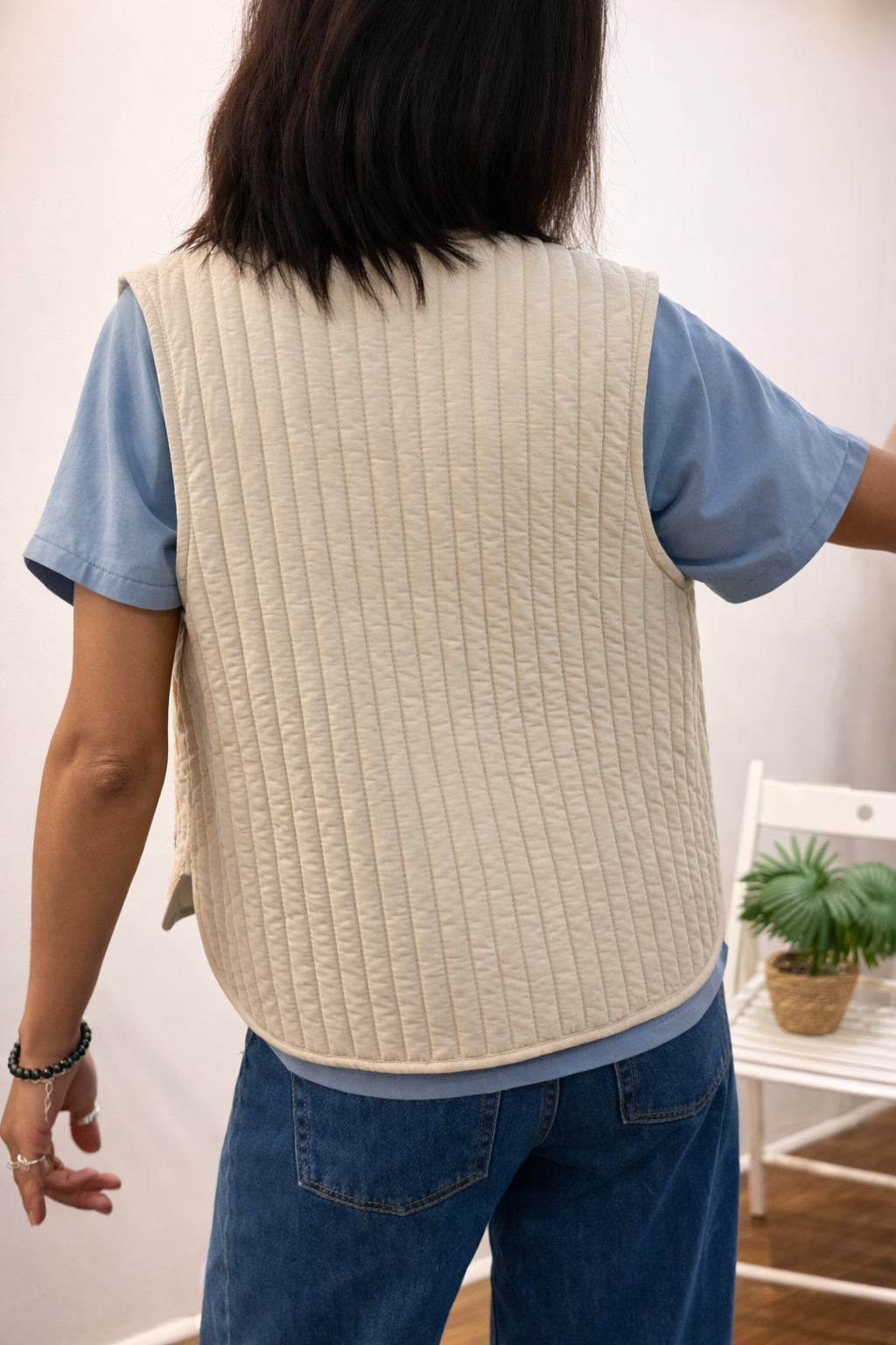 Gilet sans manches en coton beige brodé de fleurs bleu et caramel – modèle KAREN, vu_e de fac_e et de dos sur mannequin.