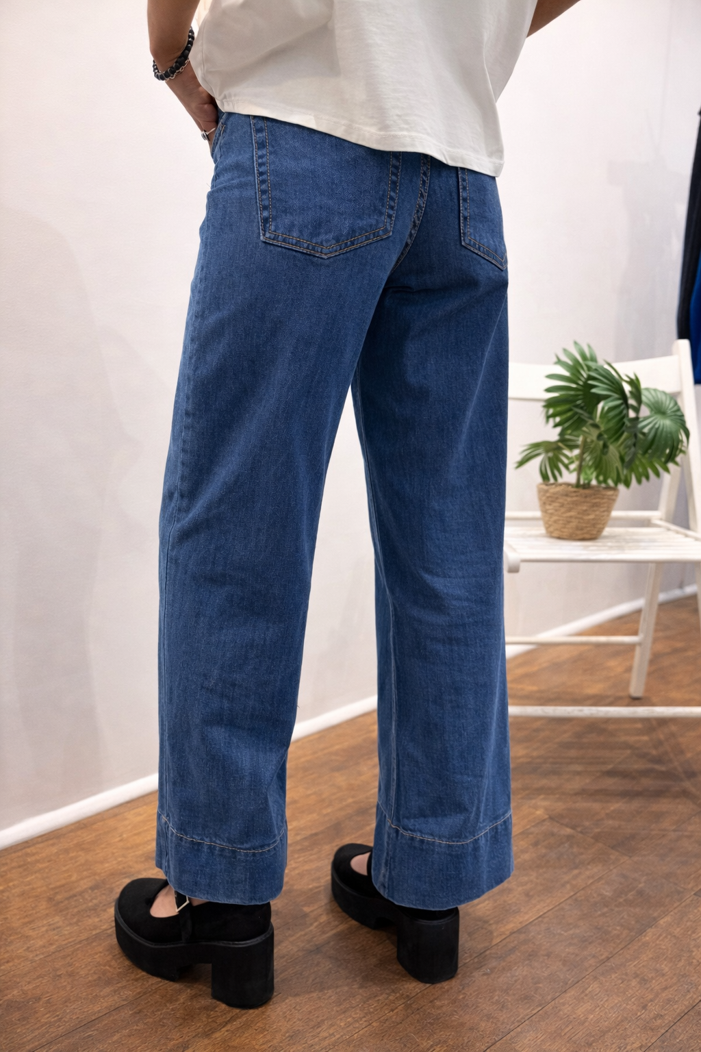 Jean droit bleu ELIA porté de face, de profil et de dos – coupe _droite, taille haute.