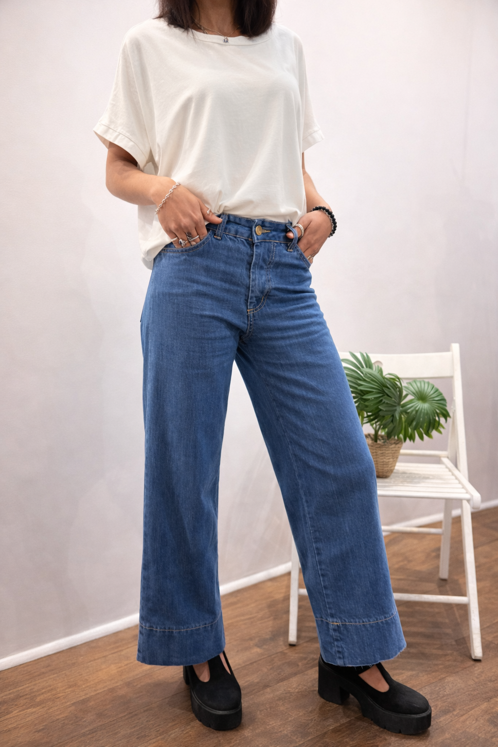 Jean droit bleu ELIA porté de face, de profil et de dos – coupe droite, taille haute.