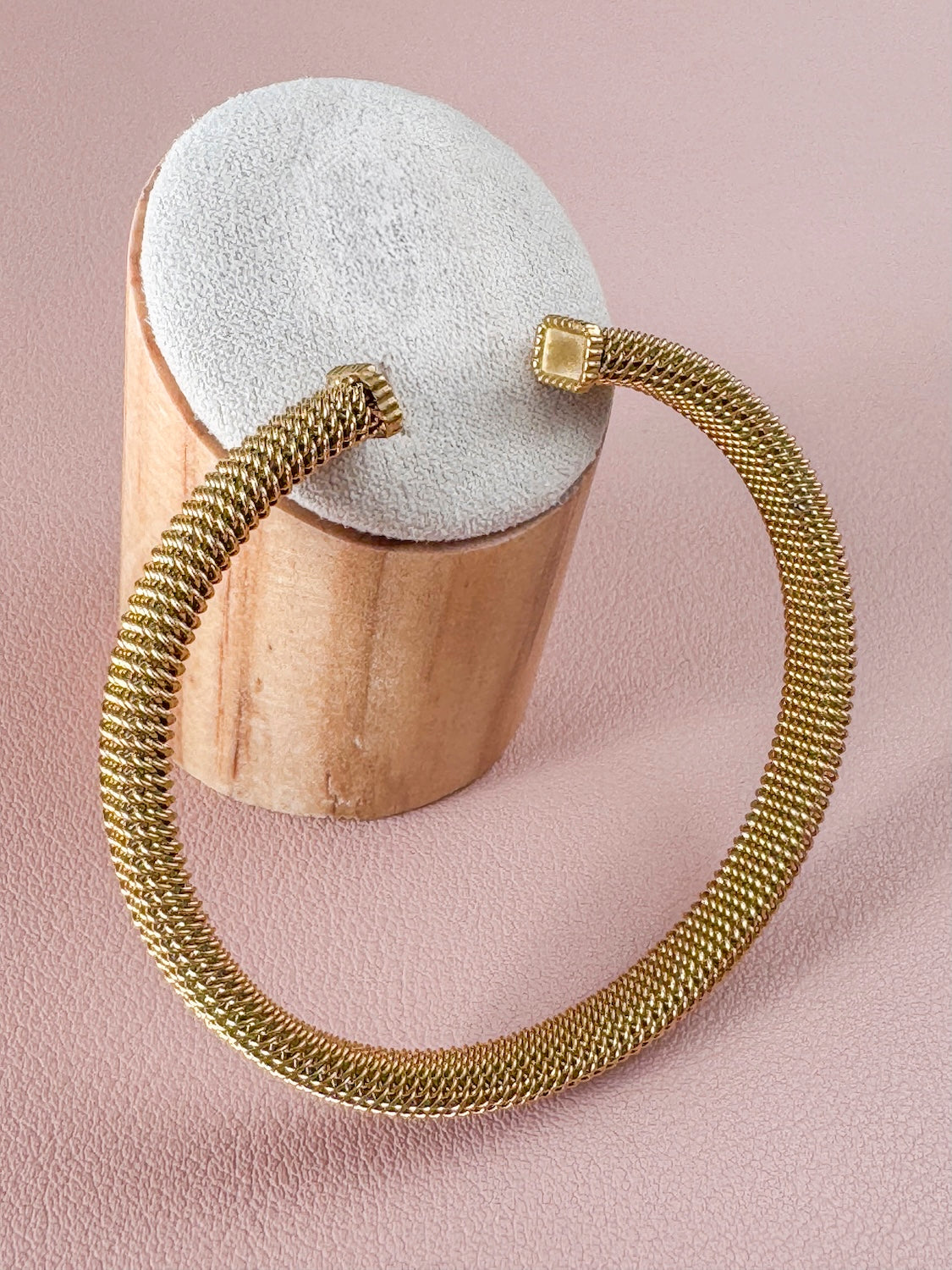 Jonc Moumoune – Bracelet jonc doré en maille texturée