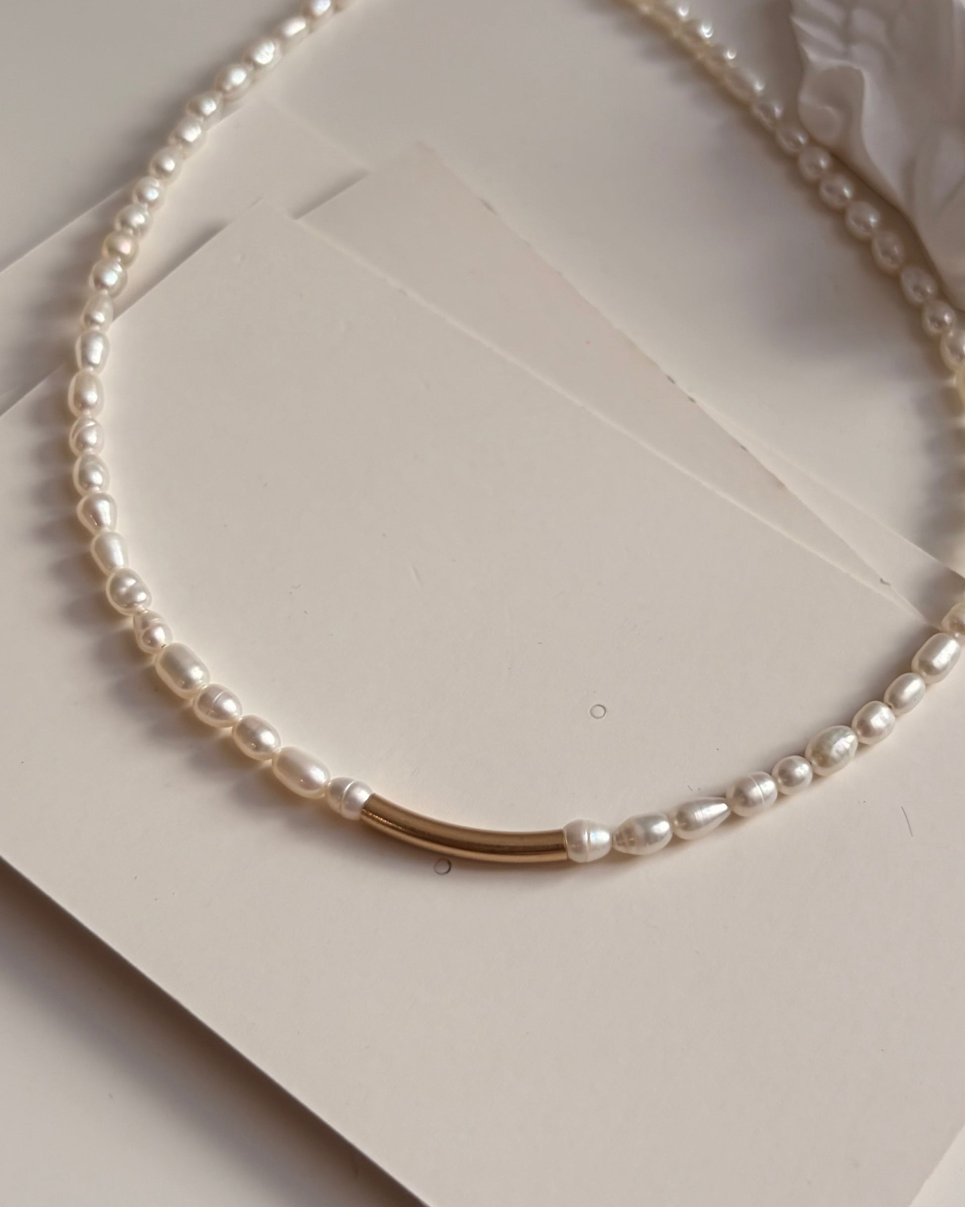 Collier Noa – Collier minimaliste à courbe métallique en forme de sourire