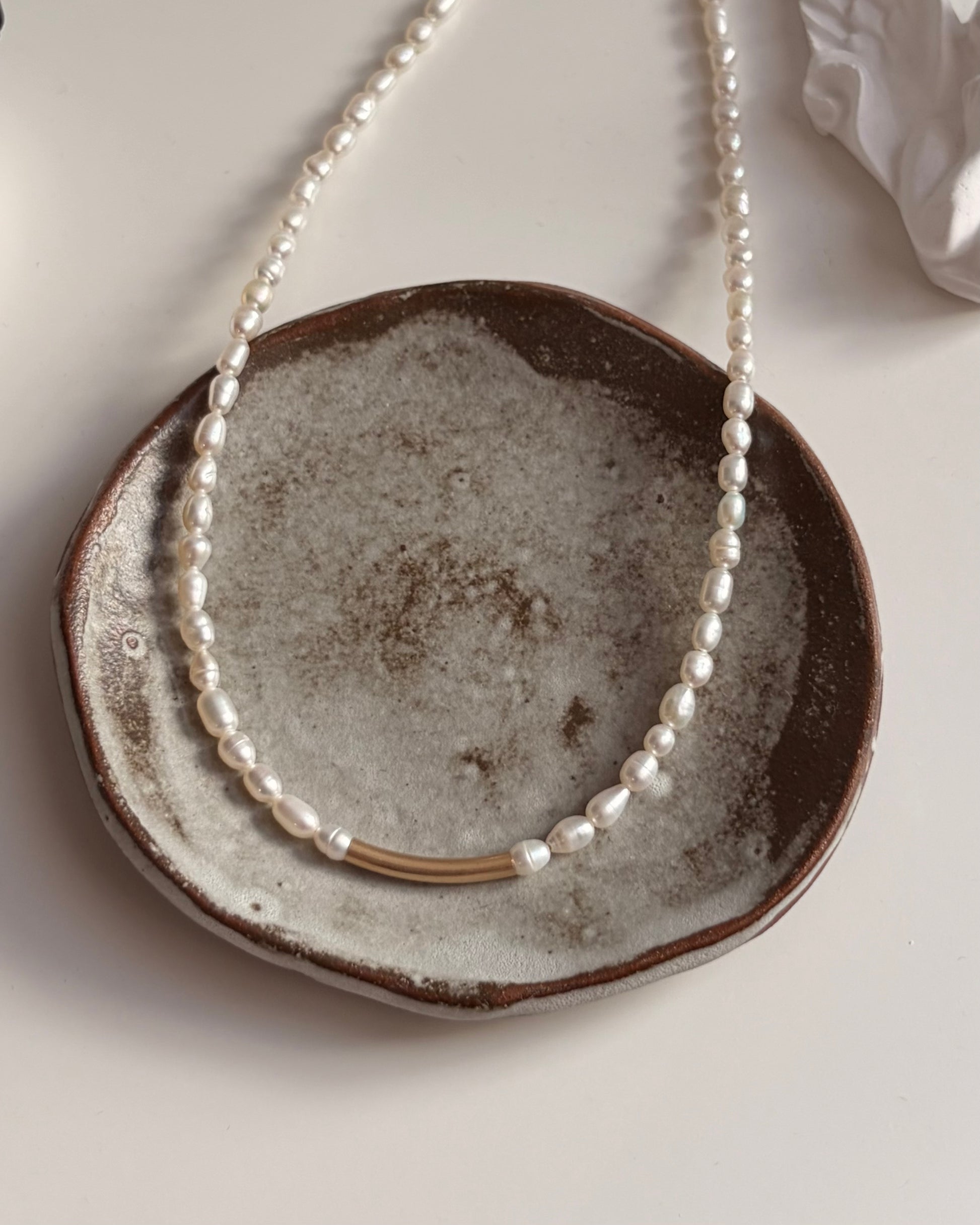 Collier Noa – Collier minimaliste à courbe métallique en forme de sourire