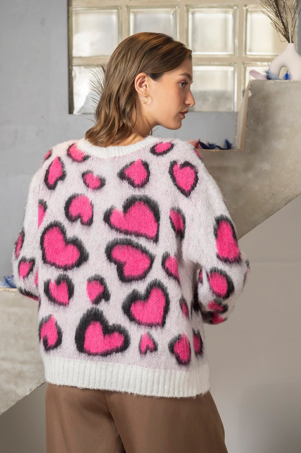 Pull NOEMIE – Motifs cœurs léopard rose sur fond blanc chiné