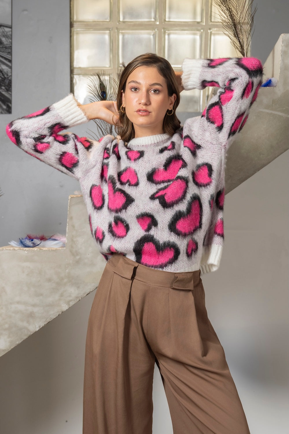 Pull NOEMIE – Motifs cœurs léopard rose sur fond blanc chiné