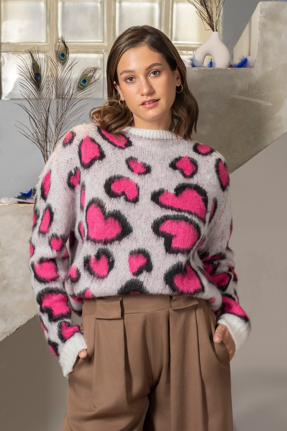 Pull NOEMIE – Motifs cœurs léopard rose sur fond blanc chiné