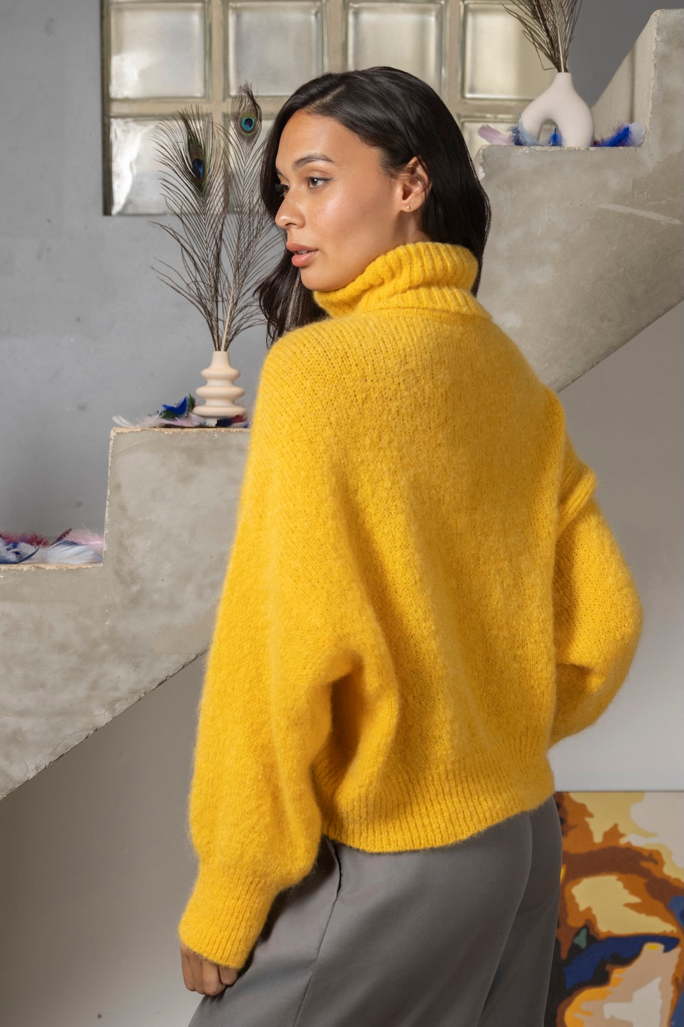 Pull INALYAH – Maille duveteuse col montant, jaune vif