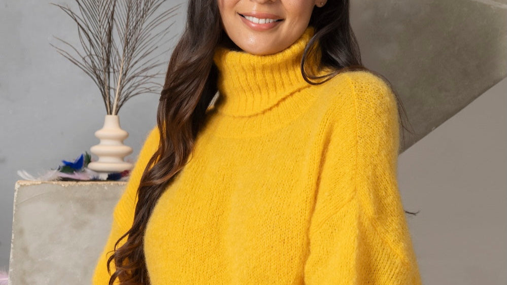 Pull INALYAH – Maille duveteuse col montant, jaune vif