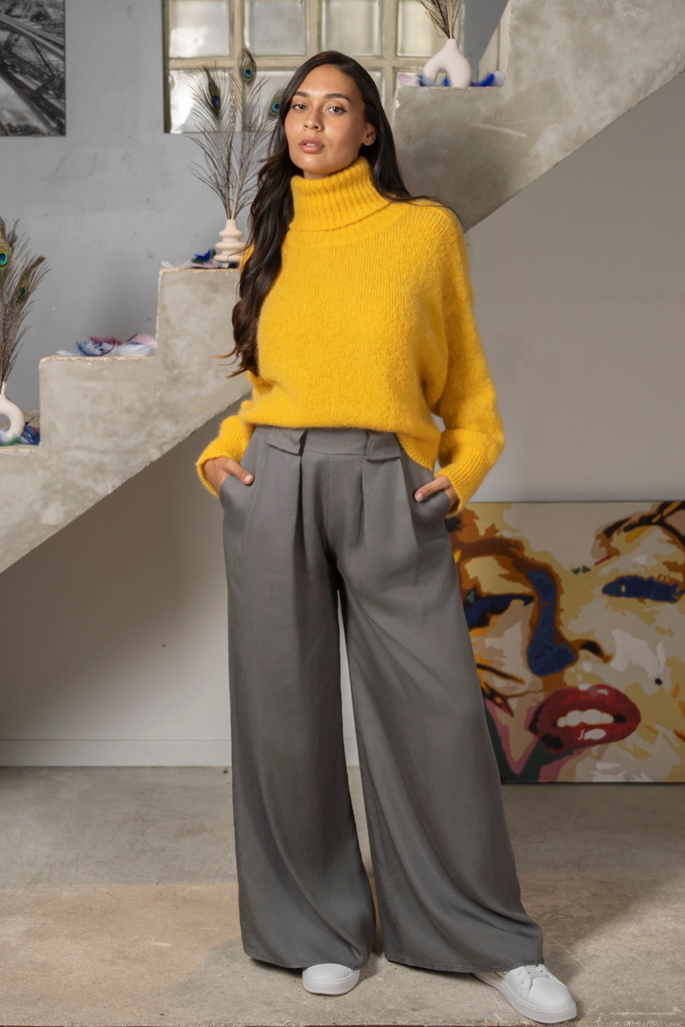 Pull INALYAH – Maille duveteuse col montant, jaune vif