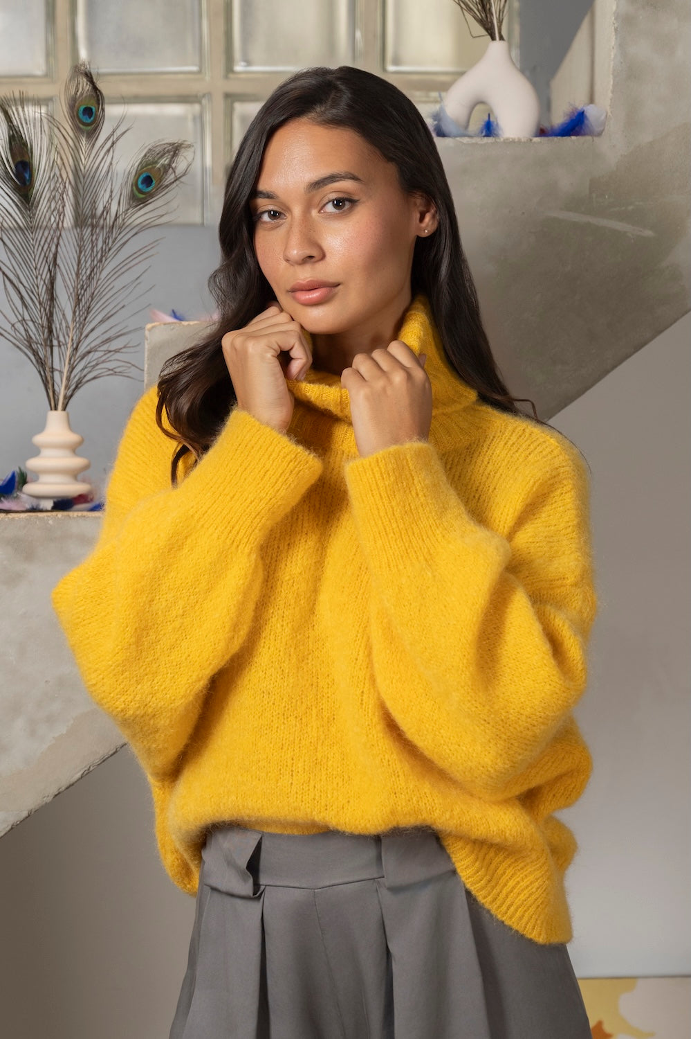 Pull INALYAH – Maille duveteuse col montant, jaune vif