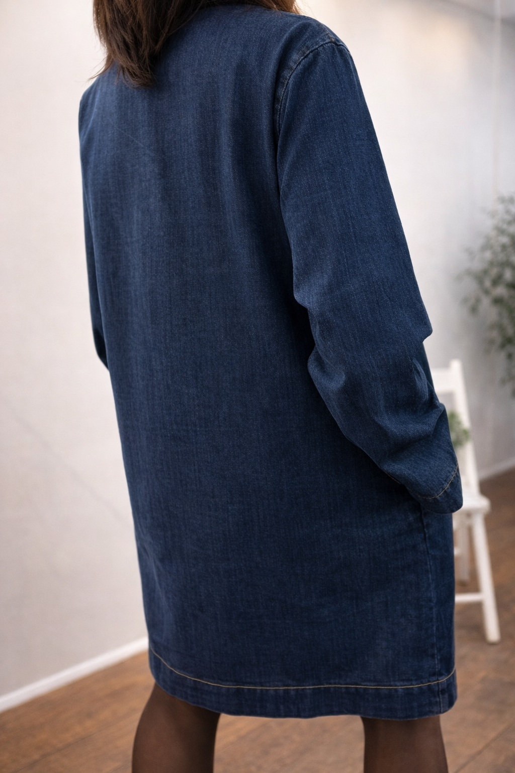 Robe chemise en denim brut bleu foncé Elodie portée avec des chaussure_s à ta_lon noir – vue de face et de dos
