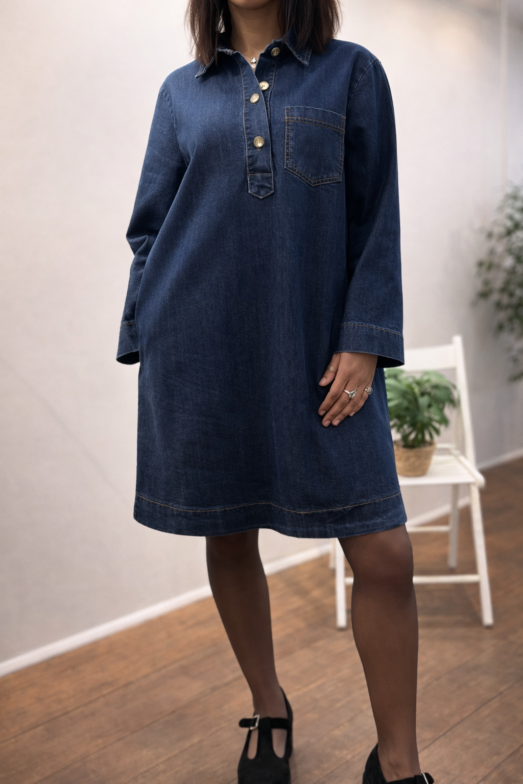 Robe chemise en denim brut bleu foncé Elodie portée avec des chaussures à ta_lon noir – vue de face et de dos