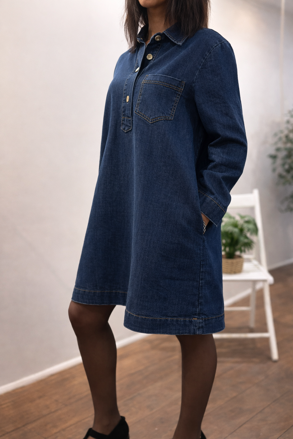 Robe chemise en denim brut bleu foncé Elodie portée avec des chaussures à talon noir – vue de face et de dos