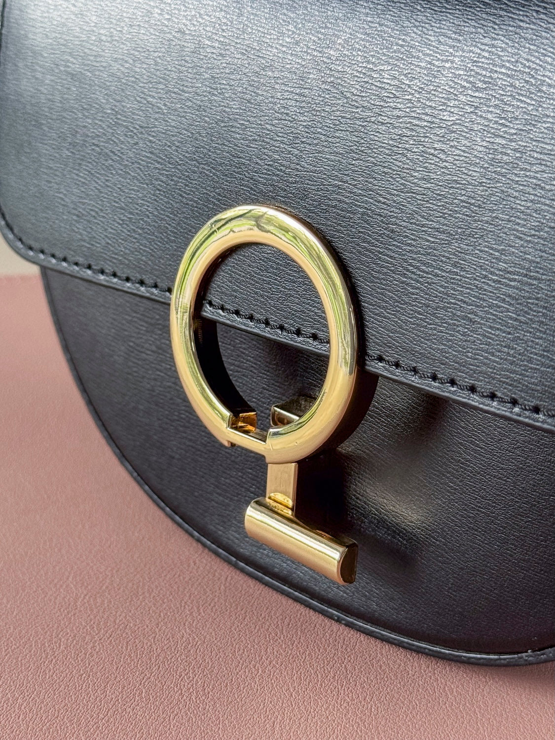 Sac MICKA – sac noir en cuir