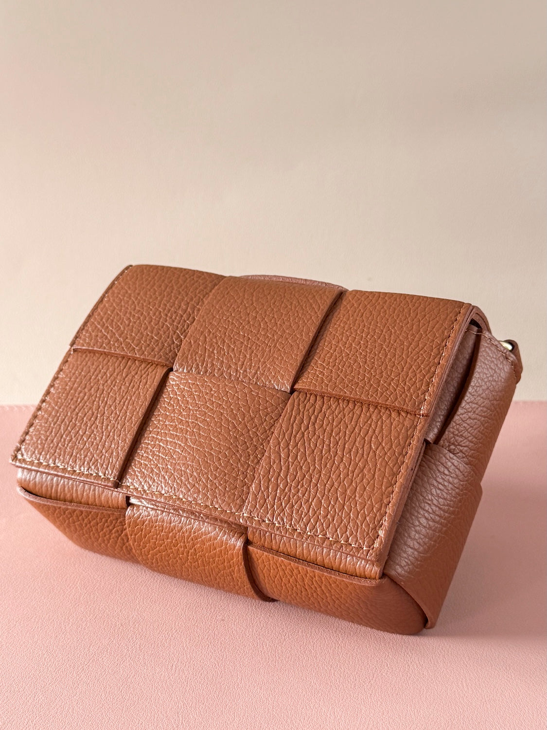Sac WILLY – Petit sac en cuir tressé camel