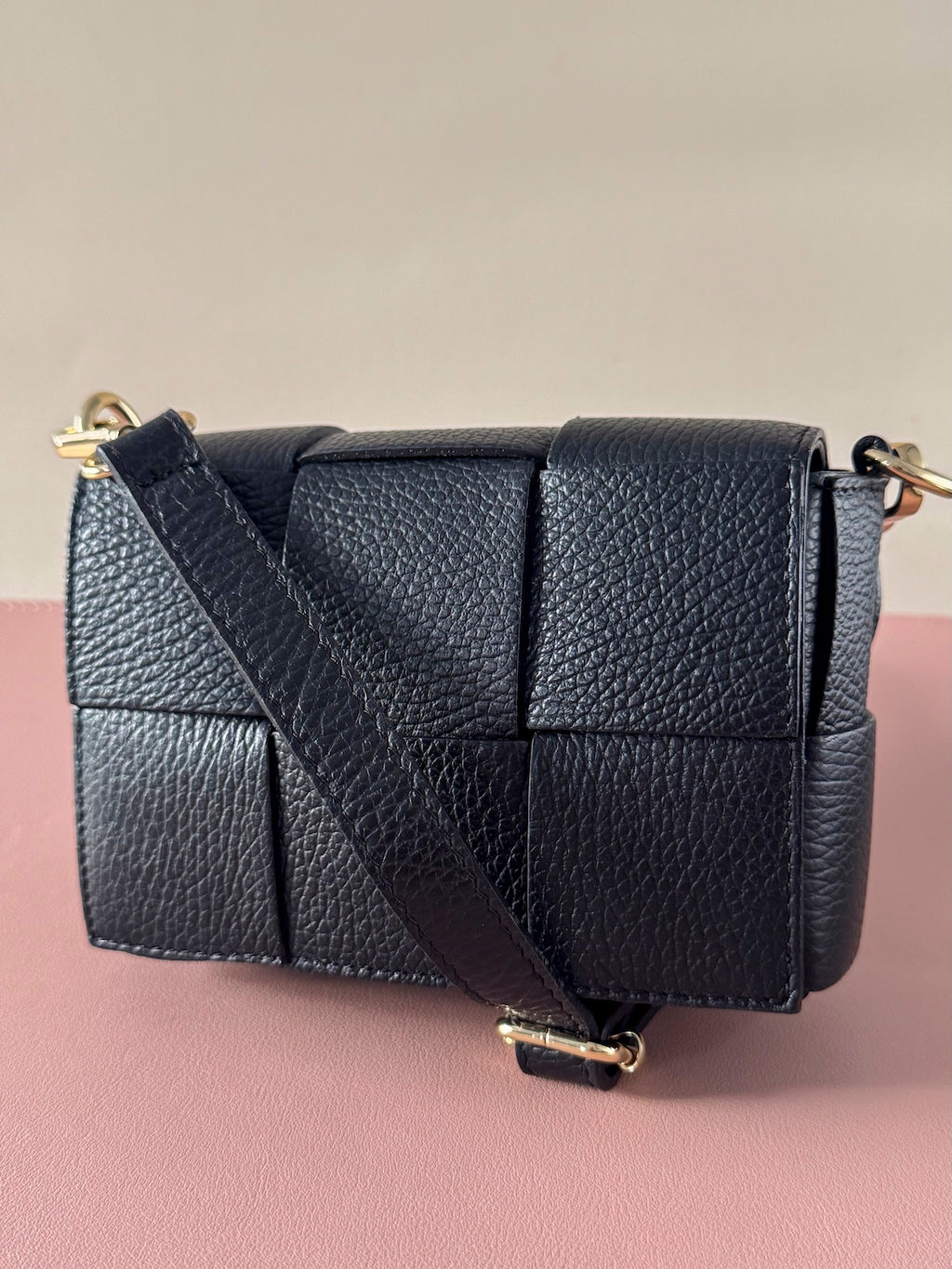 Sac WILLY – Petit sac en cuir tressé noir