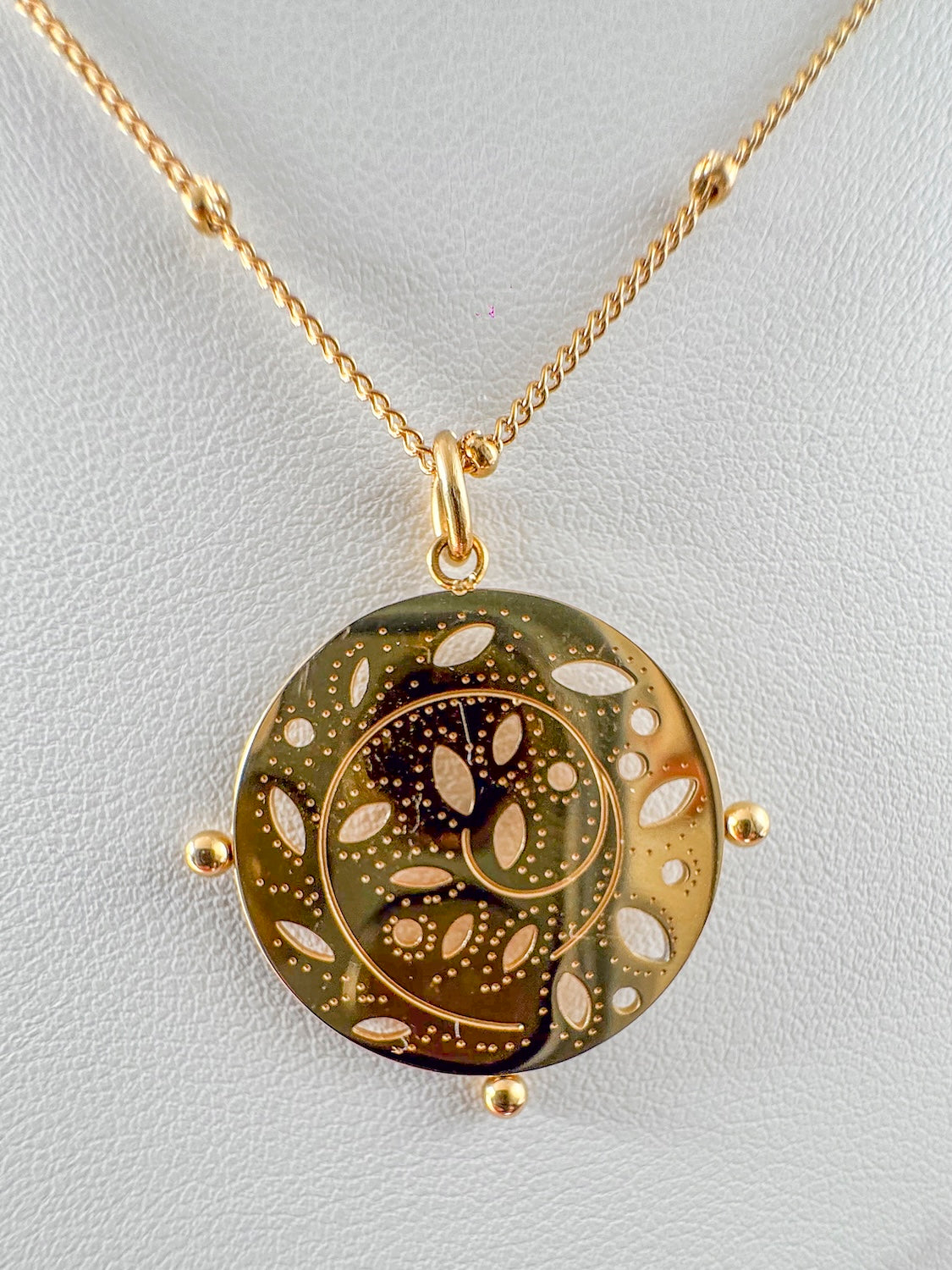 Sautoir Minerva – Collier long doré à médaillon ajouré floral