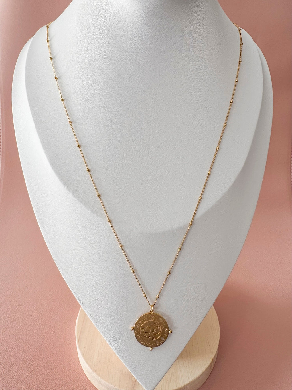 Sautoir Minerva – Collier long doré à médaillon ajouré floral