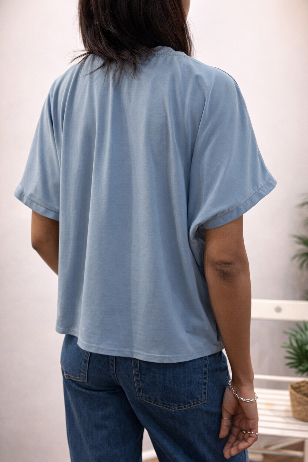 T-shirt ENZO bleu grisé porté par une femme – coupe fluide, manches_revers, style_casual chic..