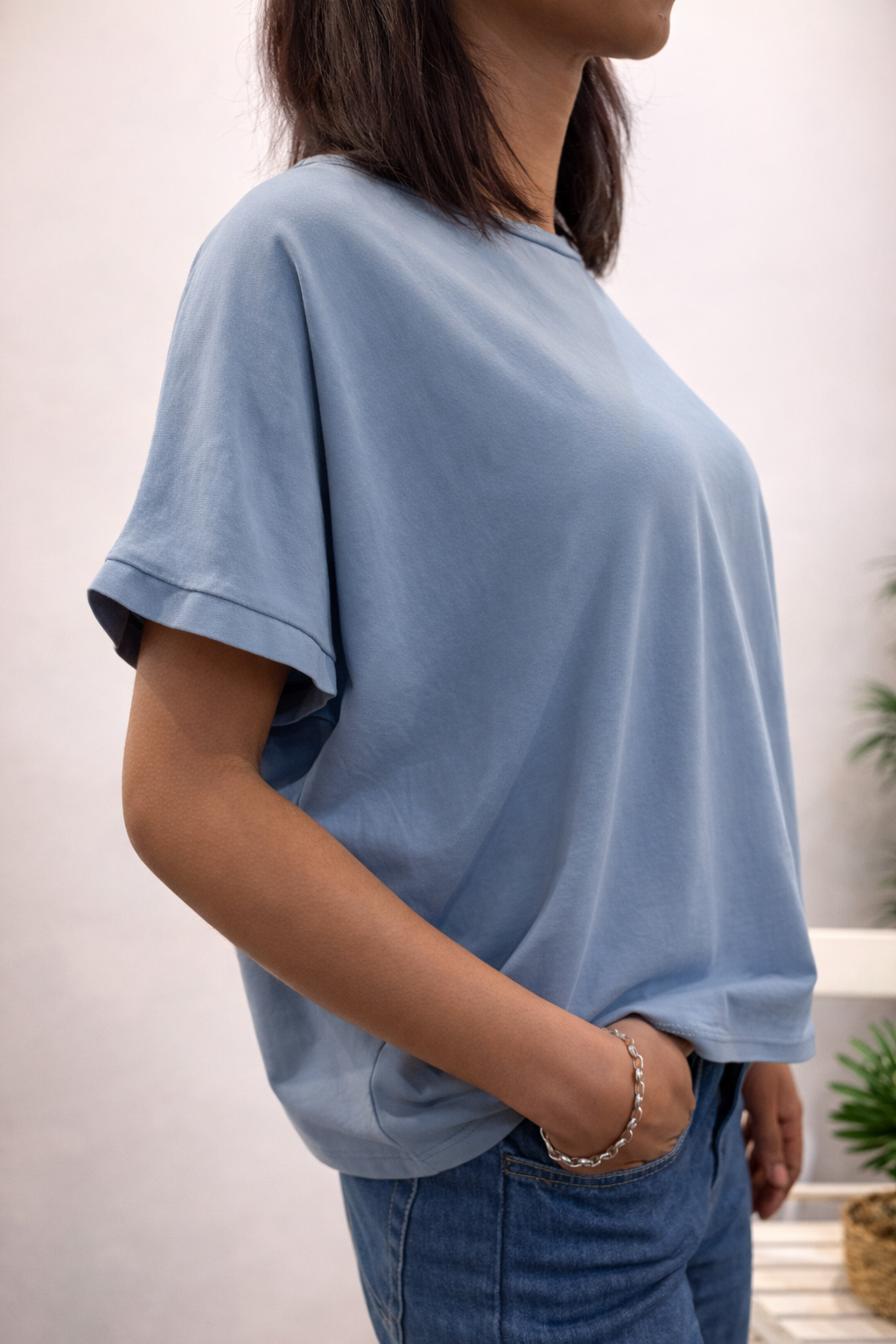 T-shirt ENZO bleu grisé porté par une femme – coupe fluide, manches_revers, style casual chic..2026_11_36_22